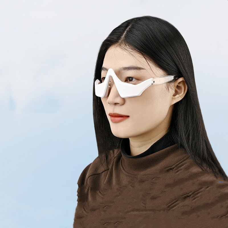 Facial lifting eye pads enhancing contour and lifting skin around eyes for a youthful look
